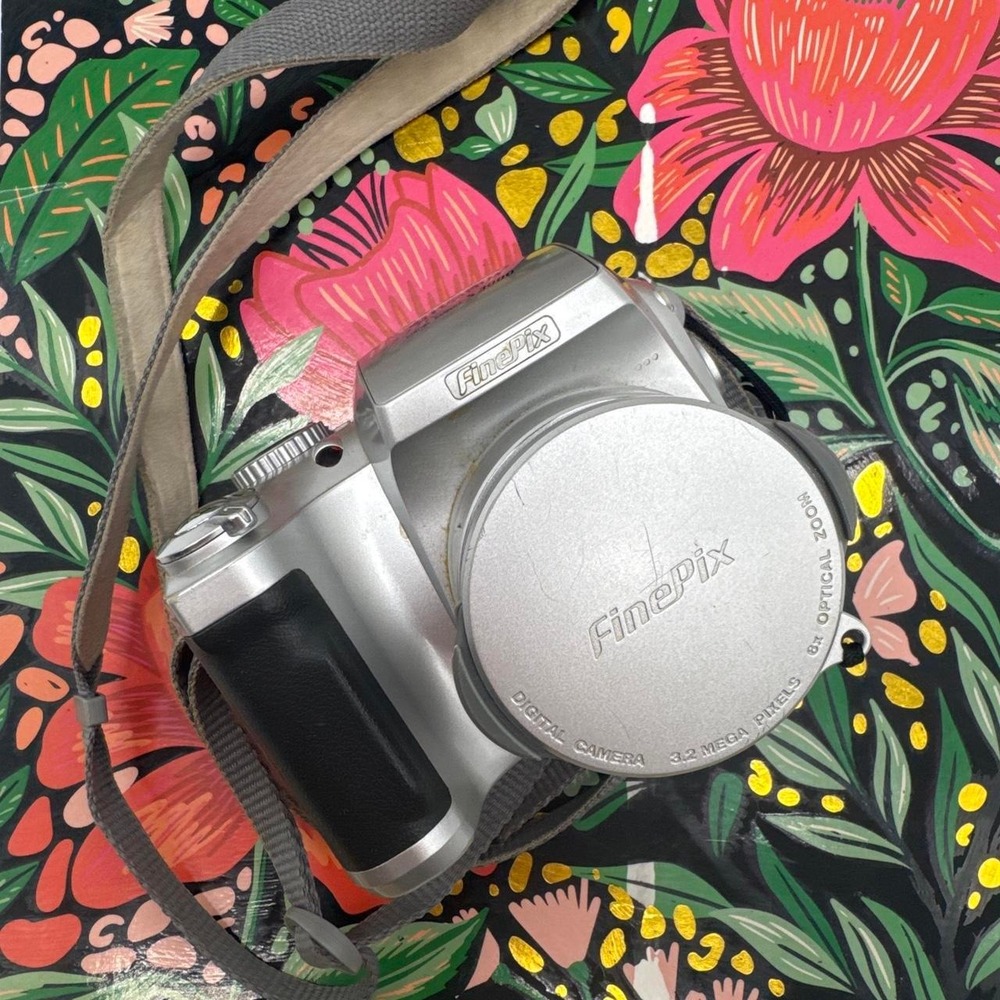 Fujifilm FinePix S3000 Digital Camera –‎ Compact Point-and-Shoot Camera